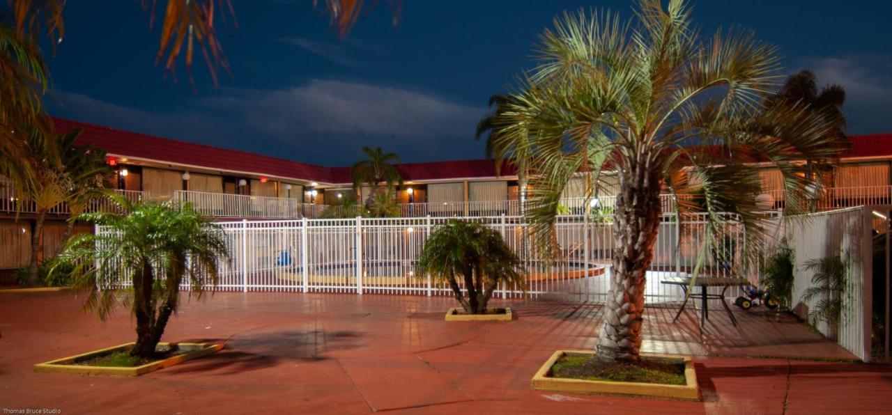 Express Inn & Suites - 5 Miles From St Petersburg Clearwater Airport Exterior photo